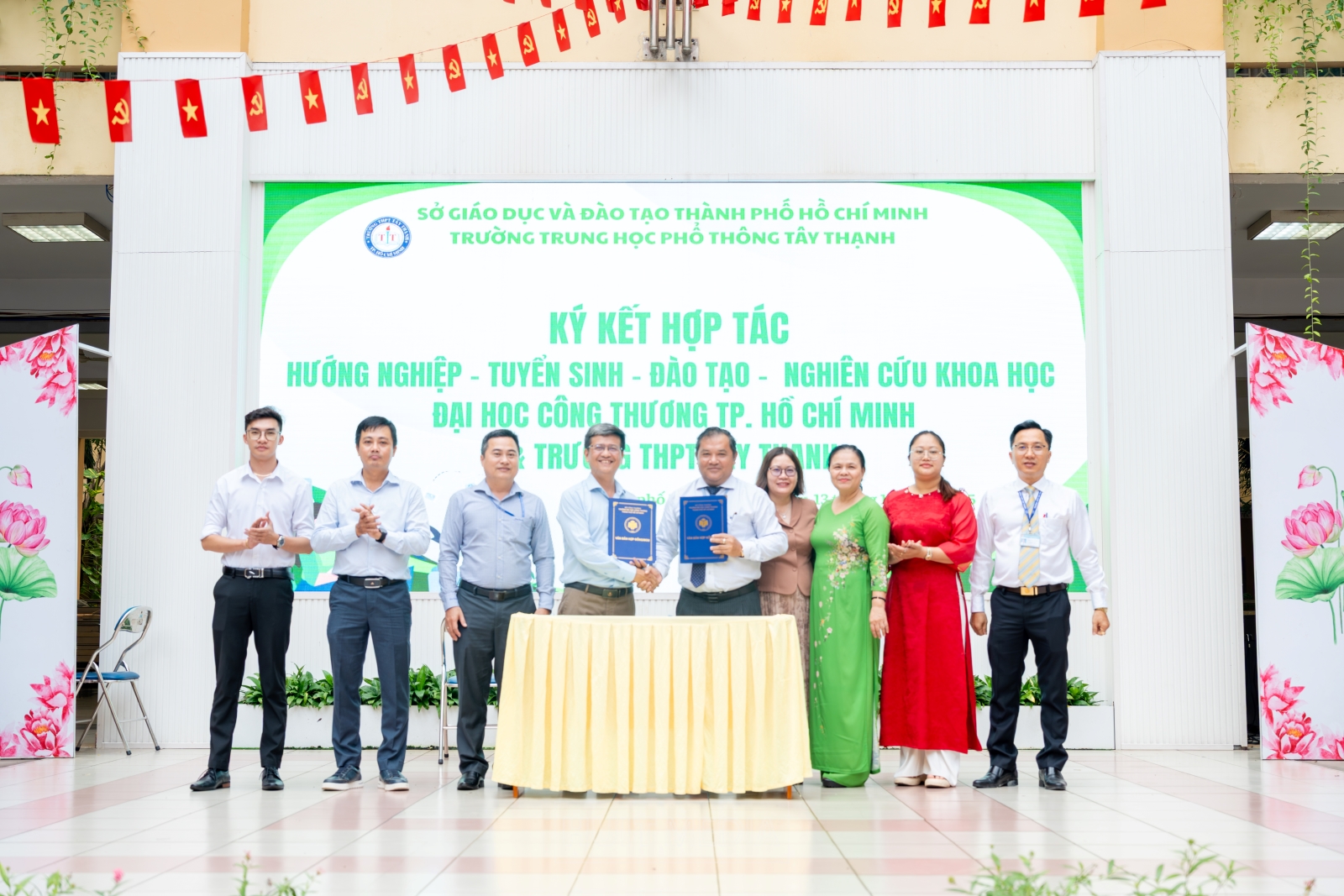 Khi học sinh THPT Tây Thạnh “hóa thân” thành sinh viên HUIT và bước vào thế giới nghiên cứu khoa học 