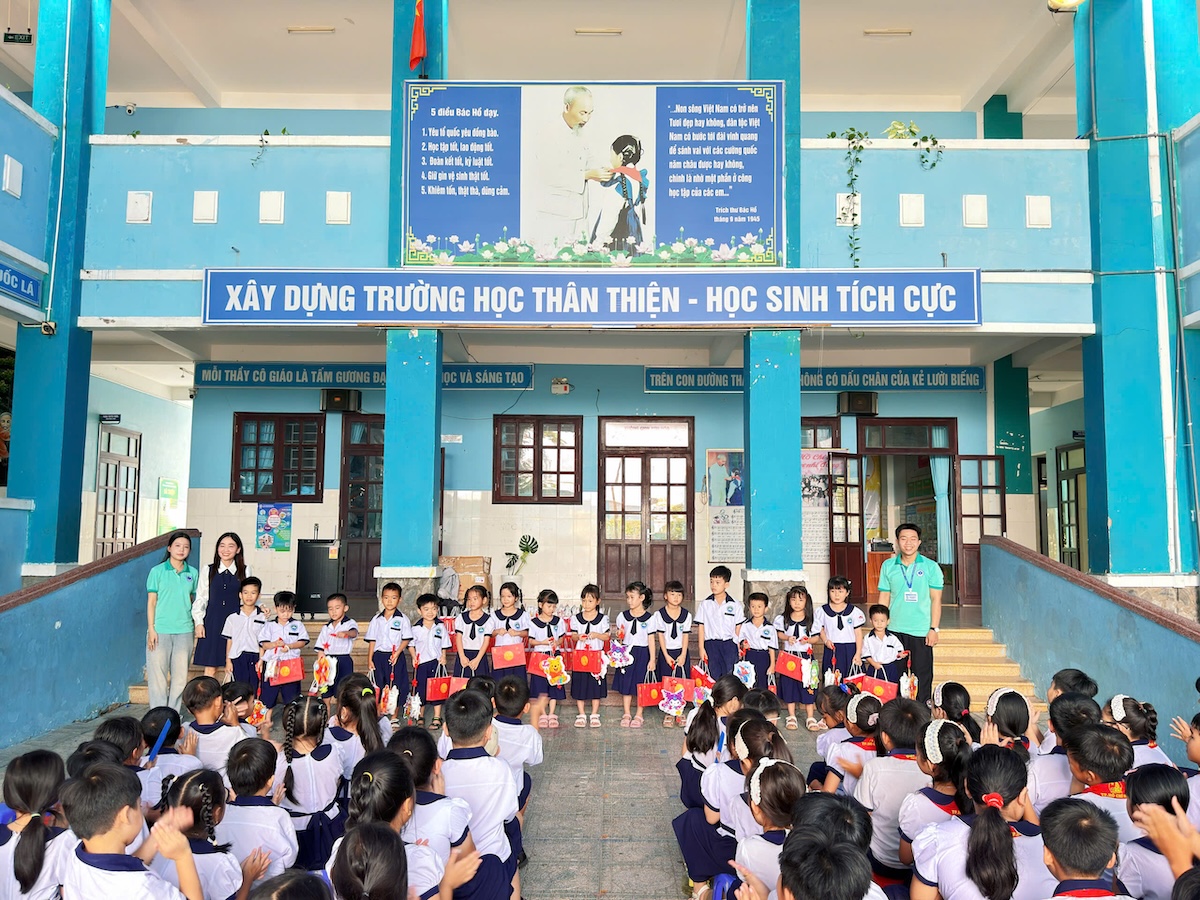 Chở ánh trăng Trung thu qua sóng nước đến với những em nhỏ xã đảo Thạnh An
